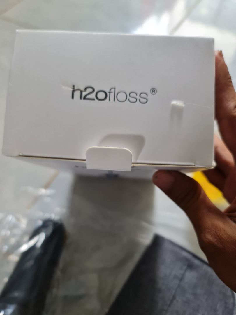 ko bít tại sao đồ mới lại bị khui và còn bị cắt *** bao của sản phẩm mog shop cho lời giải thíh ạ.cũg ko có tem hãg dán 2 bên thân máy như hìh quảg cáo