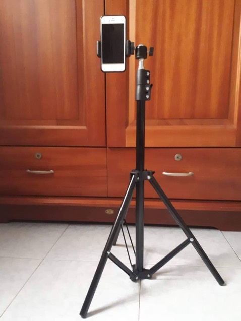 Giá đỡ chắc chắn nhưng chỗ gắn điện thoại hơi nhỏ nên khó gắn đt có màn hình lớn , đt lớn gắn vào bi đỡ lỏng lẻo chiều ngang giữ không vững.