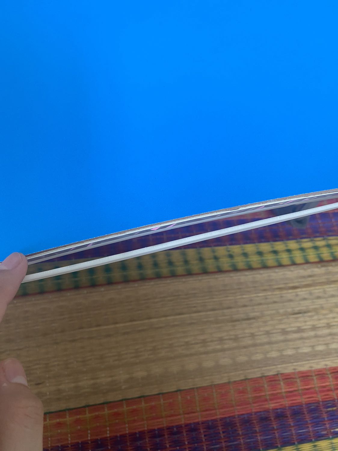 Trời ơi chưa kịp dùng thì 1 cái bàn bị bong ra như thế này, cái còn lại thì nhìn chung cũng ổn.Chán ghê