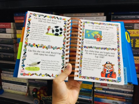 Sách bìa & ruột đều là giấy ép cứng, gáy đóng lò xo rất chắc chắn. Nội dung là những câu hỏi đáp về các sự kiện & lịch sử bóng đá, có cả những vấn đề đời tư, thành tích của cầu thủ cũng rất thất vị.
Quyển sách thật sự rất hay & đẹp để làm quà sinh nhật cho các chú bé yêu bóng đá