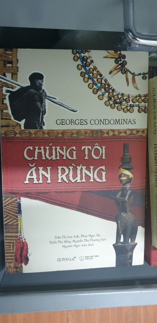 Sản phẩm được giao bao bọc cẩn thận, mới, không bị móp méo do vận chuyển. 

Đây là cuốn sách khảo cứu rất hay về vùng Tây Nguyên Việt Nam của Georges Condominas nên có trên kệ. Trước đây cũng đã xuất bản 1 lần, mãi giờ mới tái bản, trông chỉn chu hơn!