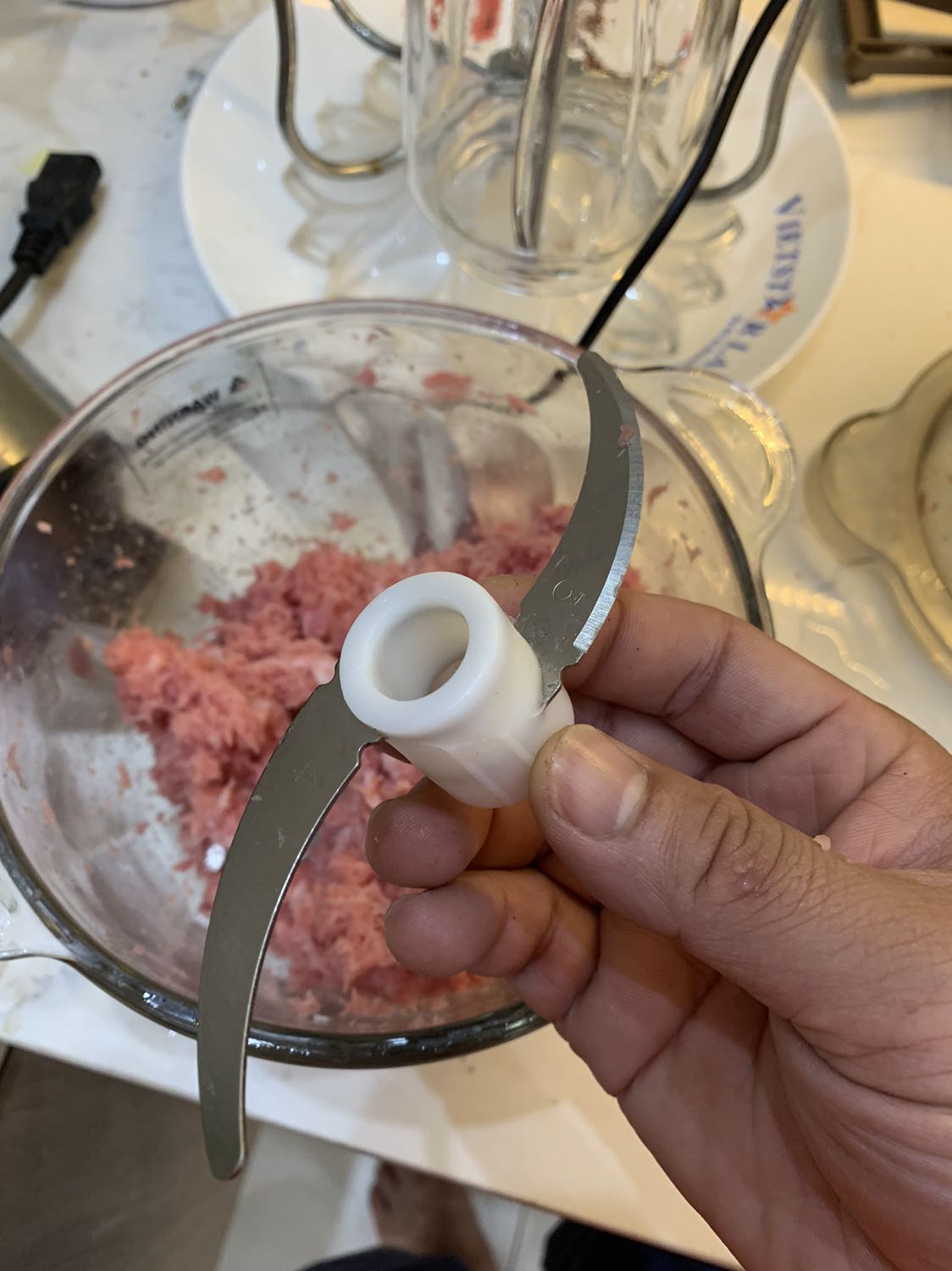 Máy lởm :
Ốc giữ dao cắt dễ tuột, xay 10s là tuột.
Dao cắt thịt phần trên cực kỳ dễ tuột nên gần như dao trên không thể sử dụng.
Mình đã mua và thấy tiếc khi sử dụng nó trong khi tầm tiền có nhiều lựa chọn tốt hơn. Máy xay này coi như bỏ :)