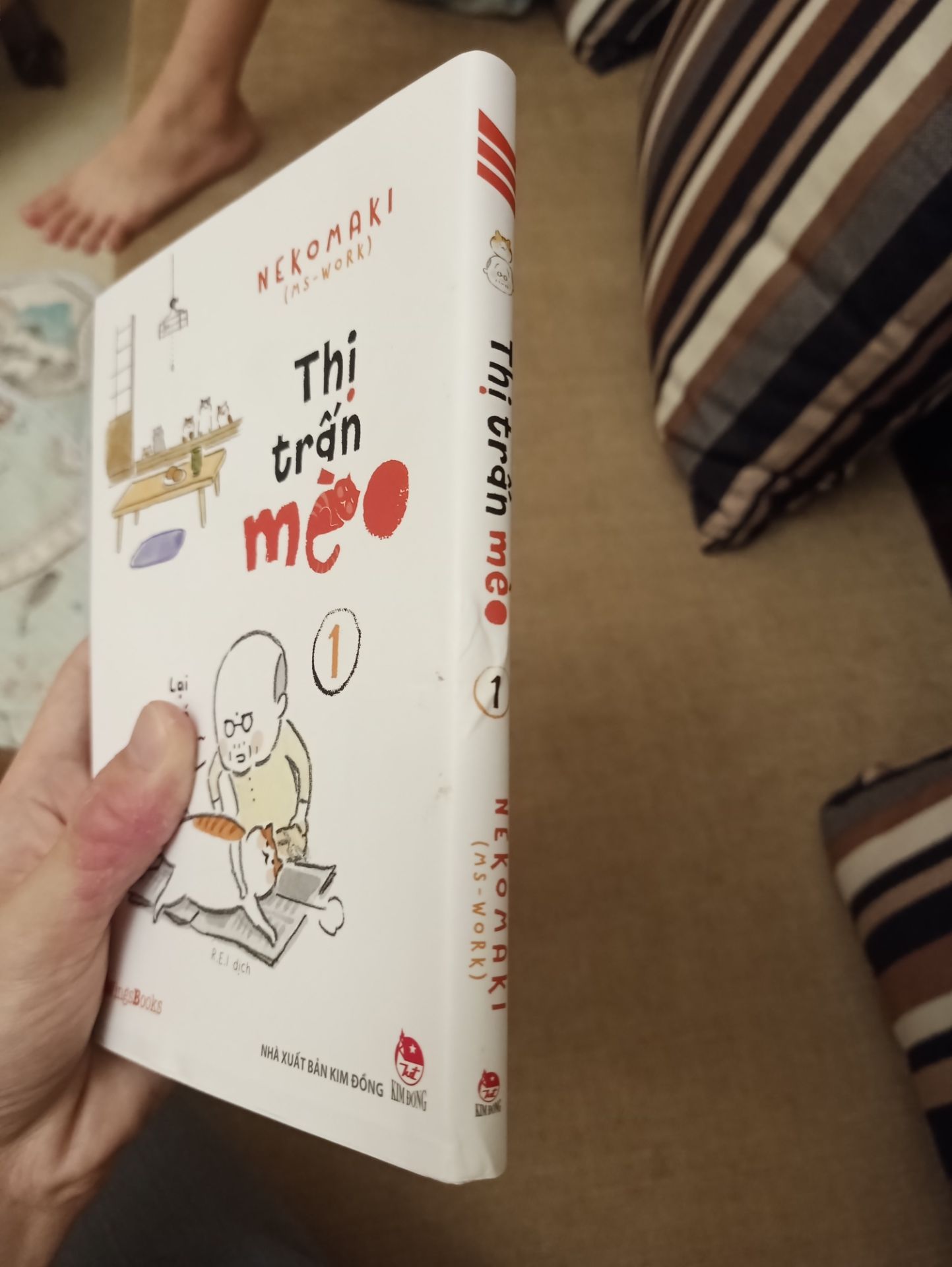 quyển này phải nói là tiki quá cẩu thả, còn không thèm bọc hàng, để khi vận chuyển về hàng như này. Không muốn phải khó tính j, nhưng dạo này gần như lần nào mình mua cũng có một món có vấn đề. Xin làm ơn, đã mua hàng, trả tiền, thì làm việc cũng xin có tâm chút. Ít lần thì không nói, nhưng nhiều lần thì người mua ko muốn cũng phải nói.