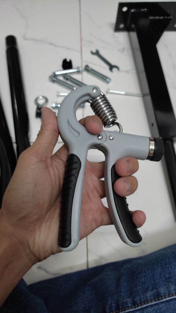 Giao hàng đúng hẹn, có tặng kèm bóp tay thể lực, sản phẩm xà đơn chắc chắn. 5 sao. 
nhân tiện, mình thấy các review kia ghi thiếu ốc và mình cũng bị thiếu 2 ốc C M6 x 12 (có thể mua rời ở tiệm đồ điện đượcnnha các bạn).