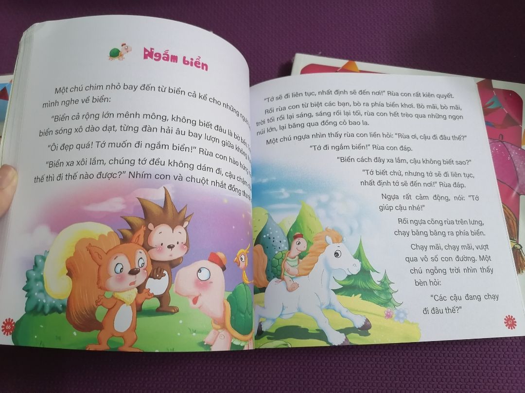 Cuốn khá là dày nhiều trang, nhiều truyện. Hình vẽ sinh động màu sắc. Mình nghĩ truỵên này để mấy pé tập đọc là tuyệt. Cất đi chờ vài năm nữa vậy.