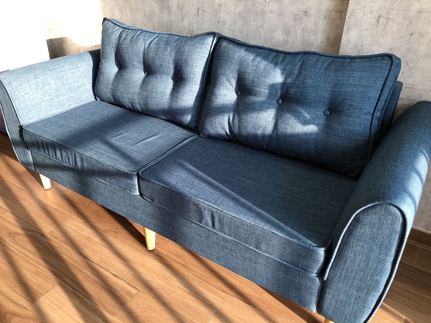 Kiểu dáng, chất lượng vải và độ lún đều đúng như tưởng tượng của mình. Mình rất vui khi màu của sp thật đạt 98% giống hình. Vì vậy chiếc sofa ăn nhập vào tổng thể của căn nhà xanh navy của mình luôn. Đúng là hàng Vietnam chất lượng cao :)