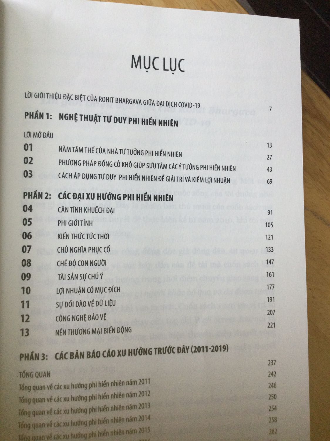Cuốn sách có ích cho những bạn làm về lĩnh vực maketing. Và còn hơn thế nữa, nó có thể áp dụng để giải trí và kiếm lợi nhuận, cái gọi là tư duy phi hiển nhiên. 
Riêng tui thì *** bome, nên chẳng áp dụng gì được để kiếm lợi nhuận cả, đọc giải trí cho vui thôi. Thấy hay thì giới thiệu mấy bạn maketing hay kinh doanh tìm hiểu để phát triển. Hehe.