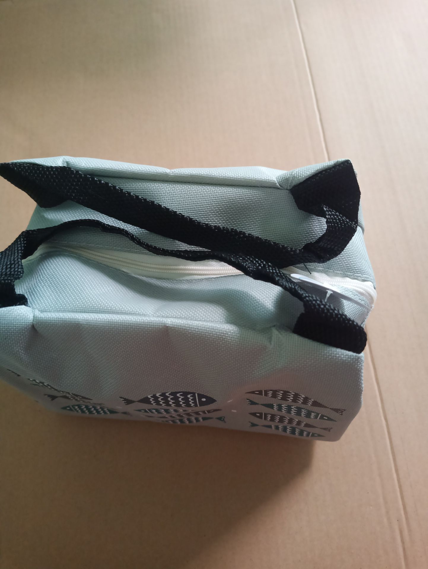 Giá cao hơn so với bữa bạn mình mua chỗ khác. Nhưng vì đặt hộp cơm bên shop nên đặt kèm luôn để freeship. May là nhận được cái túi dày hơn túi kia , tưởng hố😅