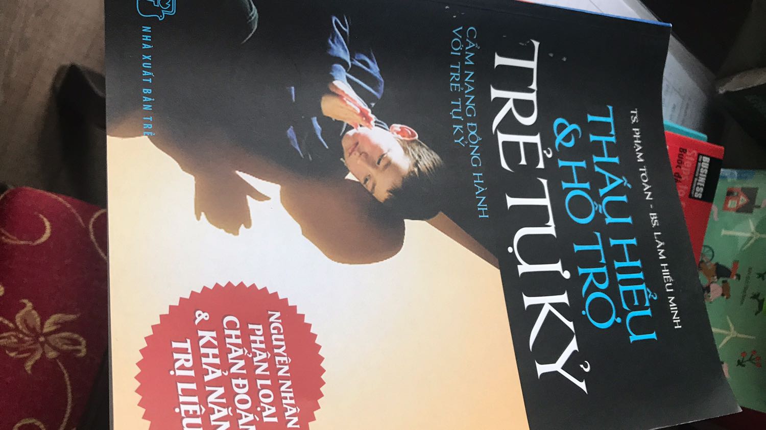 Sách in chữ rõ ràng, trình bày đẹp, dễ đọc, ít cảm giác khó đọc cho lĩnh vực này. Sách tóm gọn các cách nhận biết trẻ tự kỷ và các phương pháp. Nếu có thêm một số ví dụ cụ thể cho từng phương pháp thì quá hay. Cám ơn Ban xuất bản và Tiki