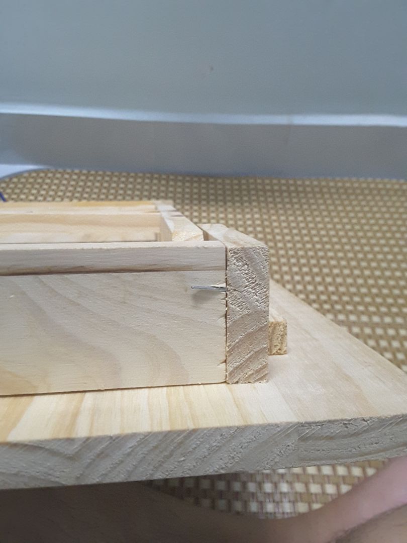 Nếu mình ko thêm mấy cây đinh vào thì tuổi thọ của bàn này ko được bao lâu. Mỗi mối nối là 1 đinh.