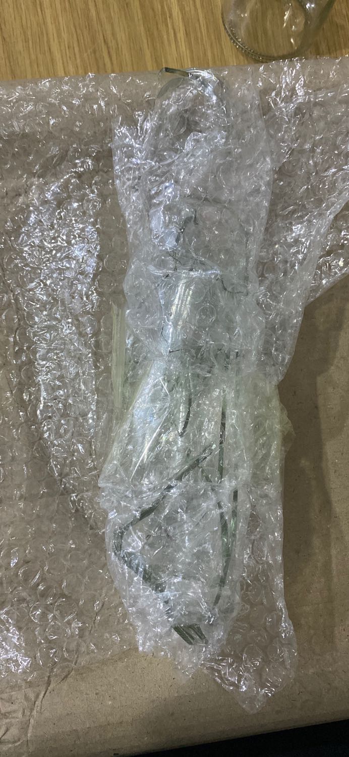 Hàng rất đẹp và ok, nhưng đề nghị Tiki nhắc nhở nhân viên giao hàng, hàng đã có gắn tag hàng dễ vỡ nhưng vẫn bị vỡ mất 1 cái