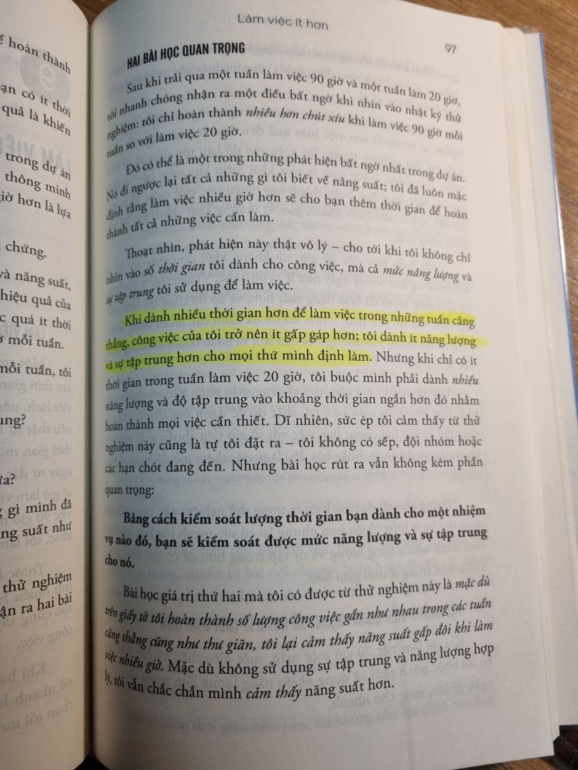 Cuốn sách rất hay của tác giả Chris Bailey. Tác giả trình bày những nguyên tắc và kinh nghiệm của mình để làm việc và sống có năng suất, hiệu quả hơn, giúp bạn tiết kiệm được nhiều thời gian hơn và dành được thêm thời gian cho đam mê và các công việc có ý nghĩa của cuộc đời mình.  Lối viết của tác giả đơn giản, dễ hiểu, đi thẳng vào vấn đề. Không dài dòng, lan man như các quyển sách self-help khác