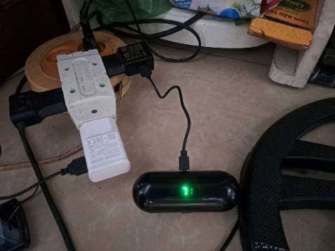 Tai nghe nhìn đẹp mới, nhưng khi mới khui hàng thì trong quá trình sạc pin mới phát hiện cục nạp và báo hiệu pin bị hư. Cắm vào hiện 71%, đợi 1 tiếng sau vẫn là 71%. Hy vọng được đổi lại hàng để có sự trải nghiệm tốt hơn