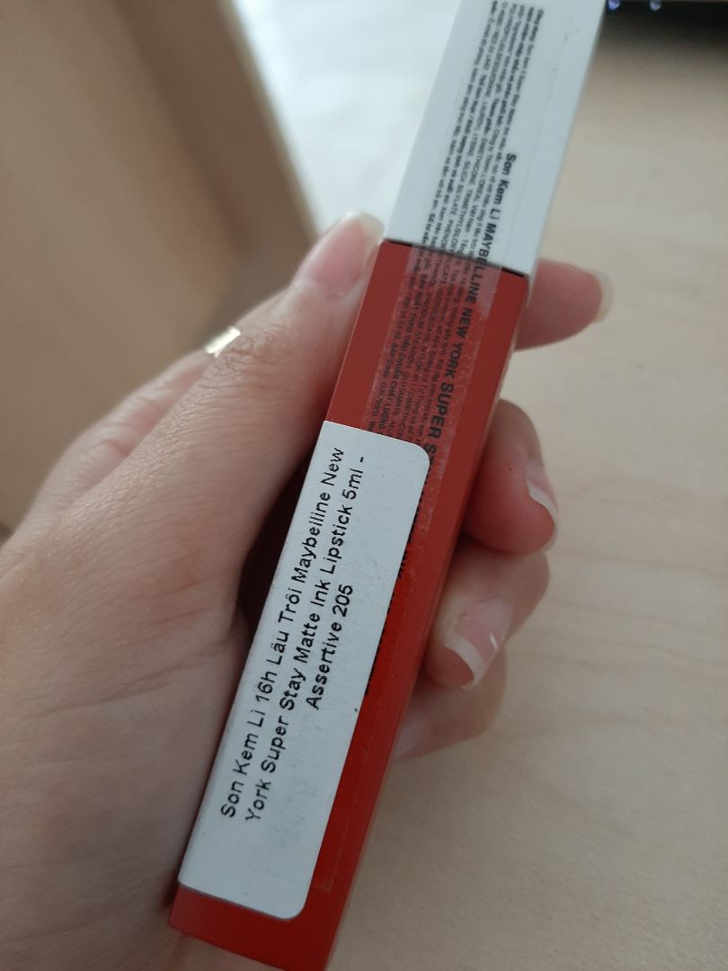 Giao hàng nhanh, có tặng sản phẩm kem nền, nhưng mình đặt màu 205 lúc đánh lên môi không ra màu đỏ cam như trang giới thiệu. Đánh lên môi thì sẽ hiện vân môi, nên phải đánh kèm son dưỡng . Mình để môi gần 2 phút nhưng vẫn hơi dính dính. Mình chưa ăn gì nên chưa biết độ bền của son, nhưng mình thử dùng tay lau và rửa qua nước thì son cũng tan đi rất nhanh. Mình cảm thấy hài lòng với chất lượng son với mức giá tiền này