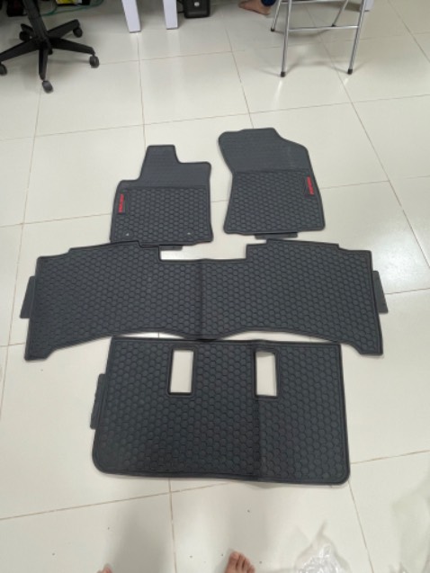 Đặt mua loại 5 tấm nhưng lại giao mẫu 4 tấm. Tấm hàng ghế thứ 2 và thứ 3 không giống như hình.