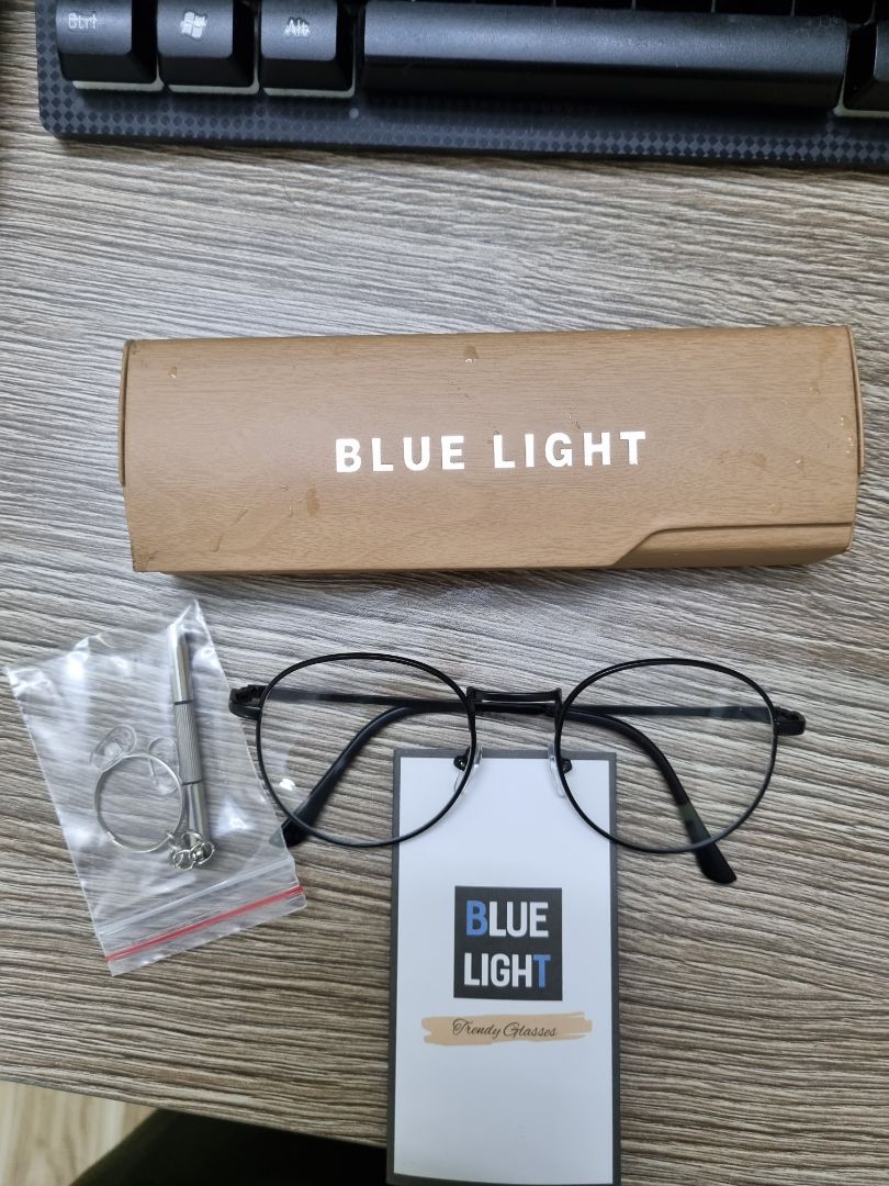 Hàng giao nhanh, nhưng mà gọng có vẻ không chắc chắn lắm. Hộp bị móp