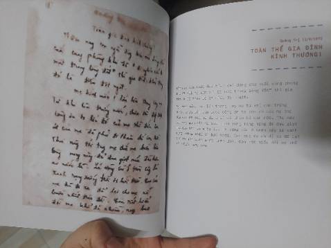 Sách ý nghĩa lắm nha, phục chế lại những bức thư làm thành sách, đọc thư mà thấy thương lắm luôn