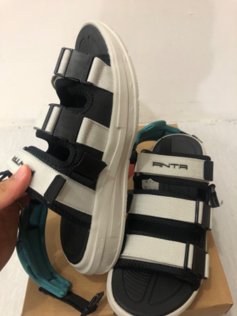 Đặt mua sandals thể thao chứ hè đi giầy suốt bí quá mà không ngờ lên chân đẹp vậy đó. Dòng thể thao nên cảm thấy đế êm và đi lại ổn áp lắm. Giao hàng nhanh tư vấn nhiệt tình tất nhiên là ủng hộ phải có tâm rồi : Đặt mua sandals thể thao chứ hè đi giầy suốt bí quá mà không ngờ lên chân đẹp vậy đó. Dòng thể thao nên cảm thấy đế êm và đi lại ổn áp lắm. Giao hàng nhanh tư vấn nhiệt tình tất nhiên là ủng hộ phải có tâm rồi :