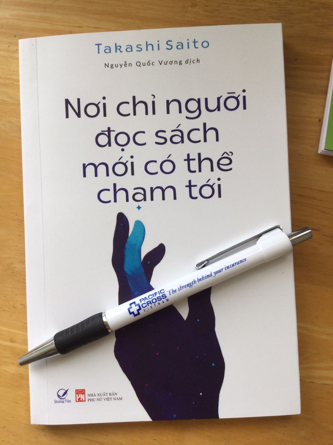 Thật là một cái tựa sách đầy khiêu khích nhỉ.
Một cái tựa dễ chạm tự ái người ta. Kaka
Ngay từ dòng đầu tiên, ông đã nhắc nhở mạnh “Ngay bây giờ, chúng ta cần đọc sách”. Thiệt là có sức thuyết phục.
Trong suốt nội dung, tác giả đã nhắc tới việc đọc sách đa dạng chủ đề lúc ban đầu tưởng chừng như vô nghĩa. Đọc 20-30 hay 50 cuốn rồi chẳng thấy tri thức đâu, dễ làm người khác nản lòng. Nhưng đọc tới 1*** rồi 500 cuốn, sẽ thấy sự khác biệt “giống như tế bào phân chia”- ông ám chỉ.
Với góc nhìn bản thân, tôi cũng từng có nhận định tương tự thế. Mỗi cuốn sách tựa một mảnh ghép của trò xếp tranh zig. Từng mảnh nhỏ rời rạc đầu tiên luôn khó, và chưa thể thấy được hình. Càng xếp nhiều, bức tranh đẹp sẽ càng hiện rõ ra. Đấy chính là thời khắc ta ngộ được nhiều thứ.
9/10 điểm cho ý tưởng và nội dung cuốn sách. Đáng để đọc, để nhóm lửa hăng máu, để đọc nhiều hơn.
Chỉ hơn 180 trang với khổ nhỏ cỡ A5, tốn vài chục phút để trải nghiệm. Đáng mà.