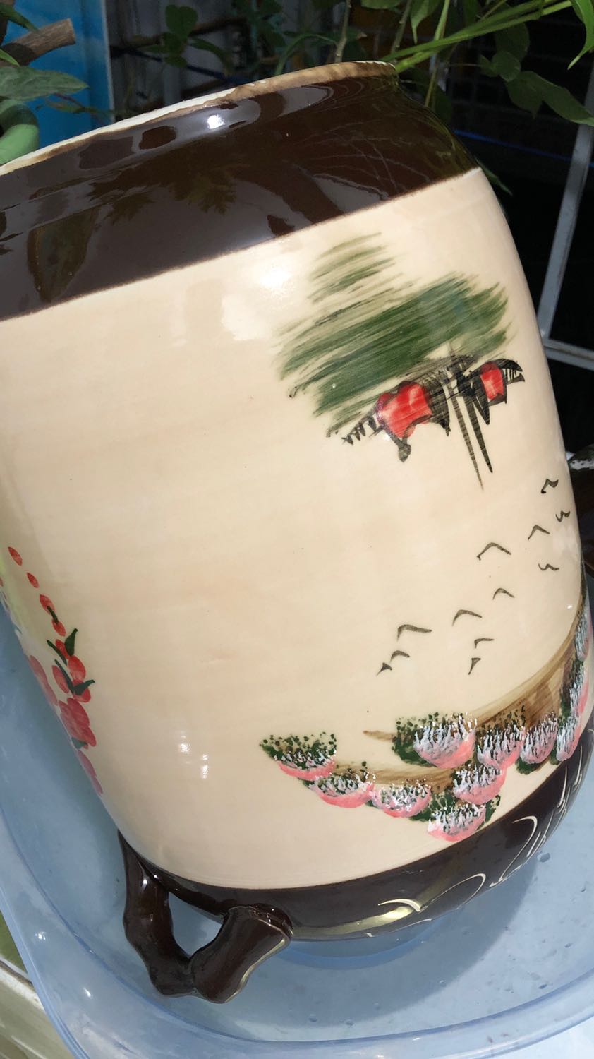 Mình mua 2 hũ nhưng một hũ thì phủ men sứ đầy đủ bên trong còn một hũ thì bị lỗ chỗ vết đen trong bình chưa phủ hết , xe vận chuyển Tiki thì toàn sát giờ trưa 14-16h mới Alo đứng đầu ngõ Ko vào được , tới lần thứ 3 thì mình ra tận ngoài ngõ bê 2 hũ vào , miệng hũ nếu to hơn một chút thì dễ lấy gạo hơn . Nếu chủ shop chọn hàng chất lượng đồng đều và gửi cho Kh thì sẽ tốt hơn