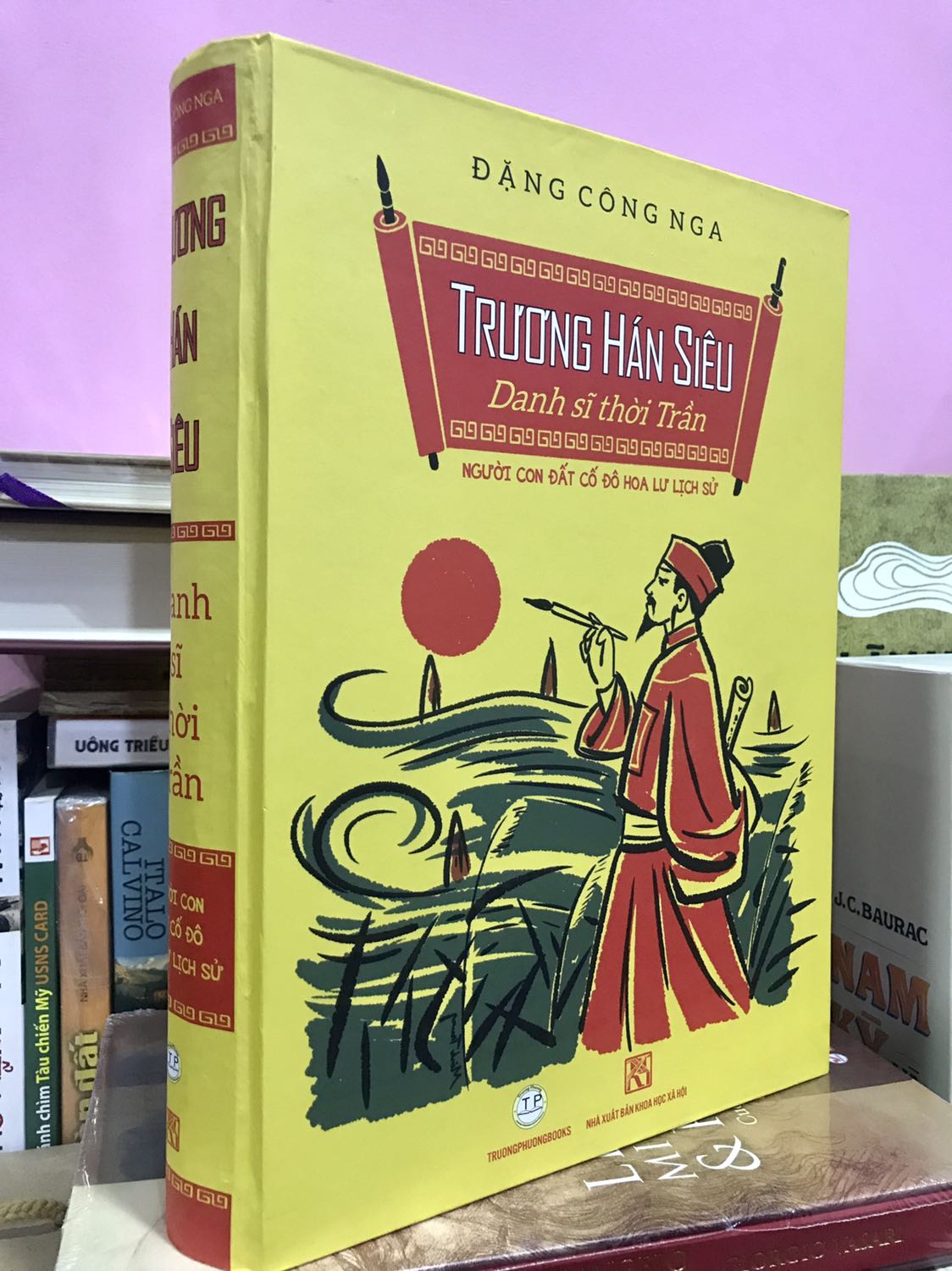 Sách đẹp, khổ khá to và dày vì rất nhiều tư liệu. Mình xem qua cuốn này có rất nhiều nguồn tài liệu được tác giả cất công sưu tầm. Rất nhiều hình ảnh quý giá. Đặt sách mà mong, cầm trên tay sợ giao hàng làm hỏng sách nhưng may mắn sách vẫn đẹp không hề hấn gì luôn ^^ may bởi vì mình ở Hà Nội trực tiếp MaiHa mang cho Tiki. Còn ngoại tỉnh mà giao thì mình ko đảm bảo sách nguyên vẹn.