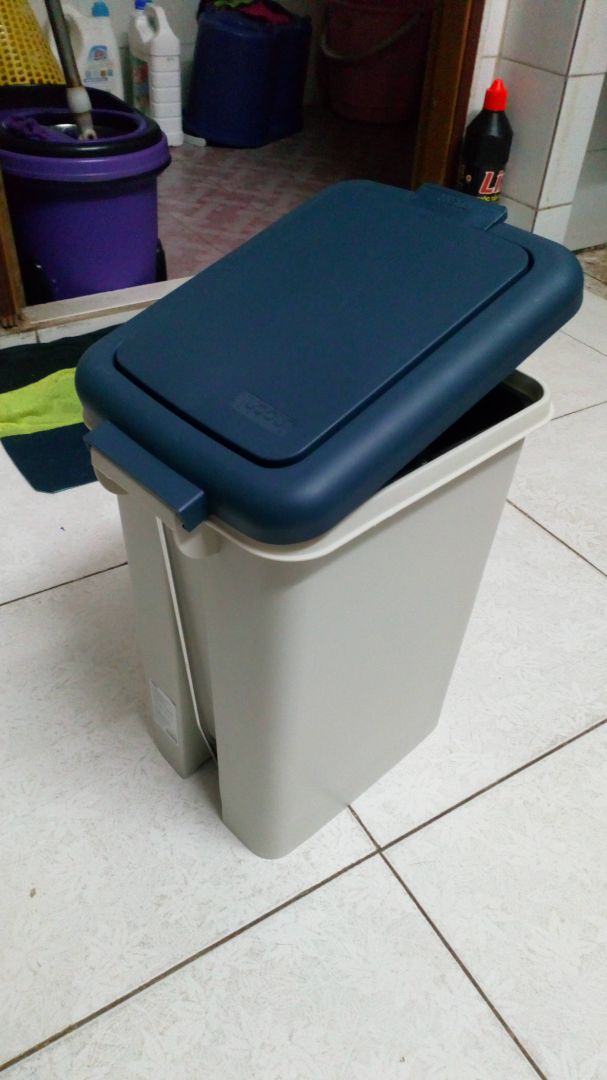 Chất liệu nhựa và quai inox tốt. Tuy nhiên bàn đạp có vẻ hơi lỏng lẻo, hy vọng xài được 1-2 năm. Giá 148k gồm ship trong SG.