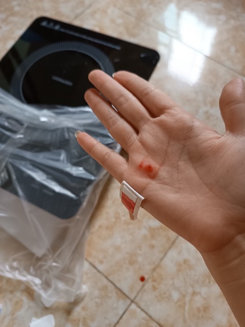 Thật là tồi tệ. Giao hàng cho mình khi mở ra dính mảnh kính vỡ của bếp làm đứt tay. Ko biết bên bán hàng ko kiểm ktra hay do vận chuyển làm vỡ. Đề nghị đổi trả lại cho mình