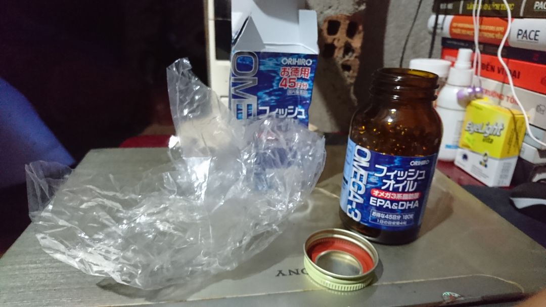 1. Lúc đặt hàng thì giá 336k, nhận hàng vào đánh giá giá còn 290k. 
2. Hộp không thấy dán tem chống hàng giả, chỉ cod keo mỏng đan lên sơ sài. 
3. Trong hộp ko thấy có giấy HDSD. 
4. Khi mở hộp ra không hề có miếng giấy bạc hay miếng keo dán trên miệng hộp mà chỉ là nắp đậy lại thôi.