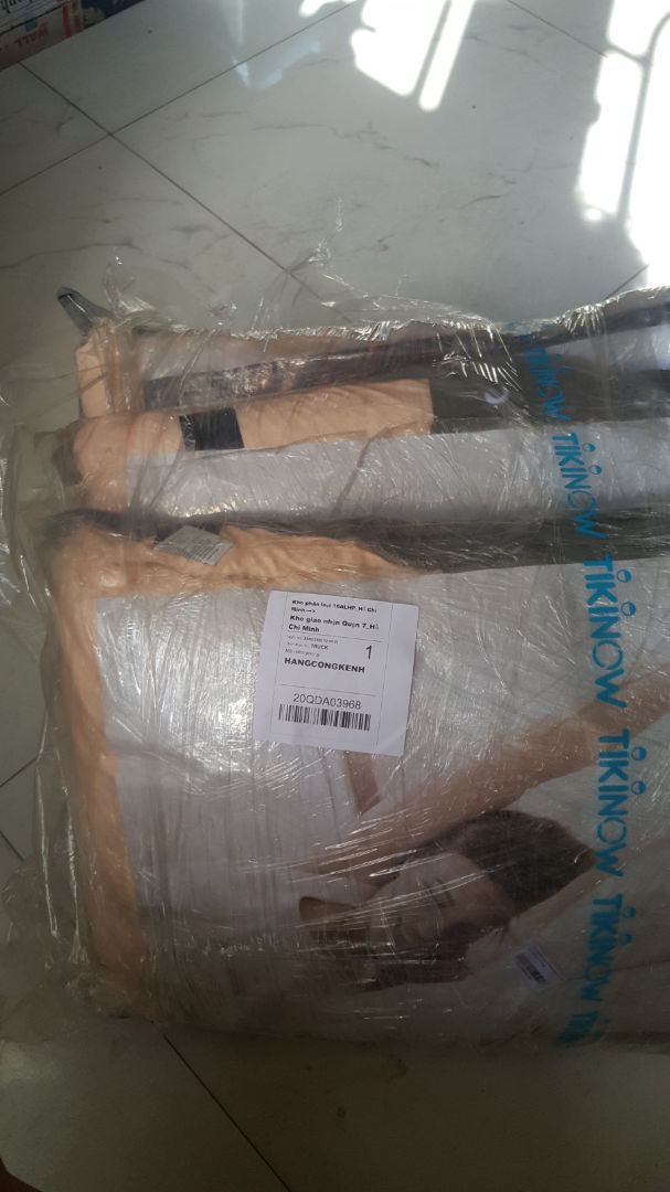 Lần đầu tiên mua hàng bên Tiki mà đã dám đặt liền lun 3 cái rồi.Vì nghe bà chị cũng khen bên Tiki bán hàng chính hãng vs giao nhanh nên cũng muốn thử xem sao.Sau khi đặt thì rất ưng ý với sản phẩm đúng như hình và chất lượng mà giao hàng cũng nhanh nữa chứ.Mình đặt lúc 10h hơn và 3h30 đã nhận hàng.Hy vọng bên Tiki sẽ có nhiều ưu đãi hơn khi mua nhiều sản phẩm.