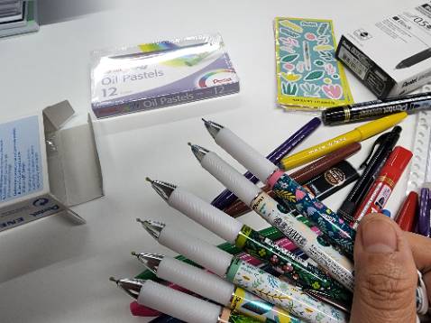 Một cây viết bị mất niêm phong, có dấu hiệu đã sử dụng. Mua 6 cây nhưng không được tặng túi đựng viết như quảng cáo.