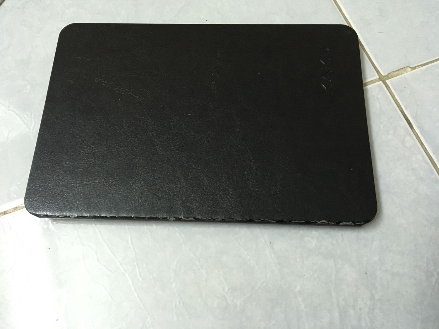 Bao da mới mua, đã bị tróc da. Mình có thể đổi trả hàng lại ko?