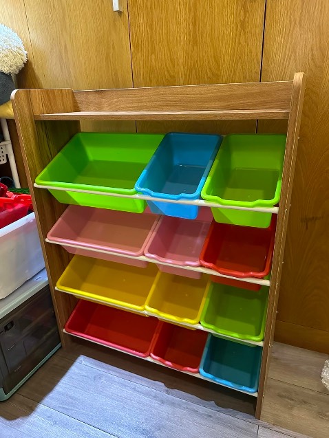 Chất lượng gỗ ổn nhưng hộp nhựa thì hơi mỏng. Kích thước kệ hợp với không gian nhỏ, chưa cũng kha khá đồ.