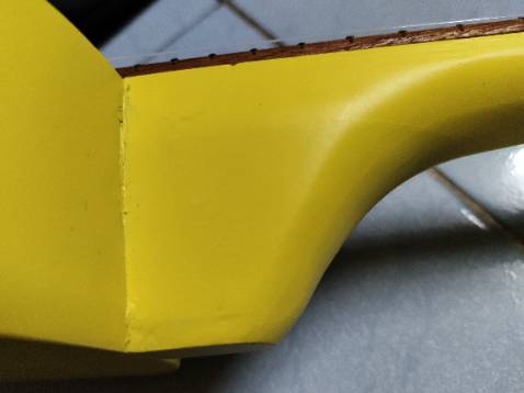 Đàn rất tệ, gỗ sần sùi, nứt nẻ.
Sơn đàn nham nhở, tạm bợ.
Các khớp nối mặt gỗ trên thân đàn hở, có nhiều lỗ.
Gỗ của phím đàn khô như khúc củi, phủ sơn sơ sài.
Nói chung độ hoàn thiện của đàn cực thấp.
Không đáng tiền.