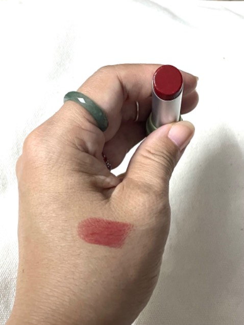 Son mịn mượt, dưỡng ẩm khá tốt. Màu lên môi sẽ hơi nhạt hơn một tông.