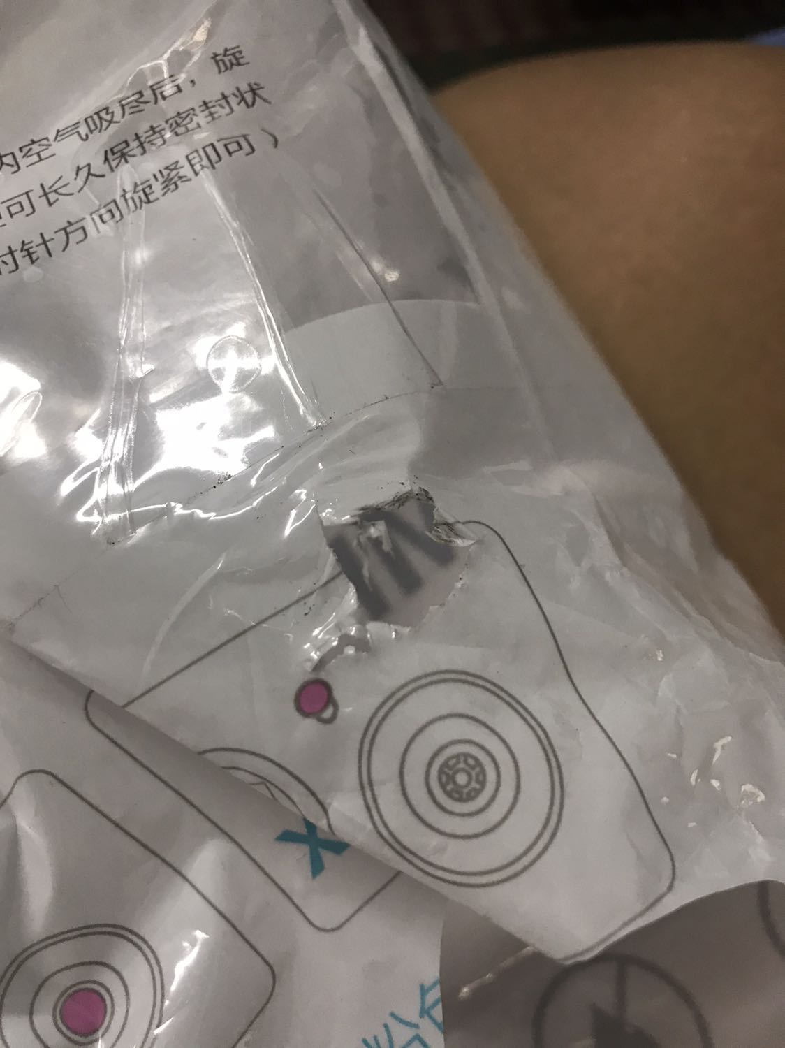 Giảm giá chắc có lý do mình bị lỗi ở cả 2 cái túi to nhất một cái ở mép một cái rơi vào thân túi. Đầu xuân shop mang lại cho mình sự may mắn hay rủi ro đây ?. Mình dễ tính nên mình góp ý nên mình chấm 4 sao. Cái bơm thì chắc luôn không có tác dụng gì. Túi thì không dày cho lắm hy vọng dùng lâu dài được.