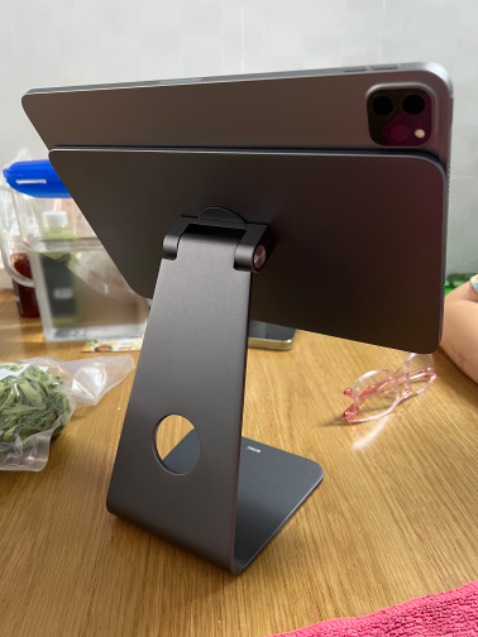 Thiết kế đẹp, gọn gàng, tinh xảo
Hít ipad chắc chắn.
Ủng hộ