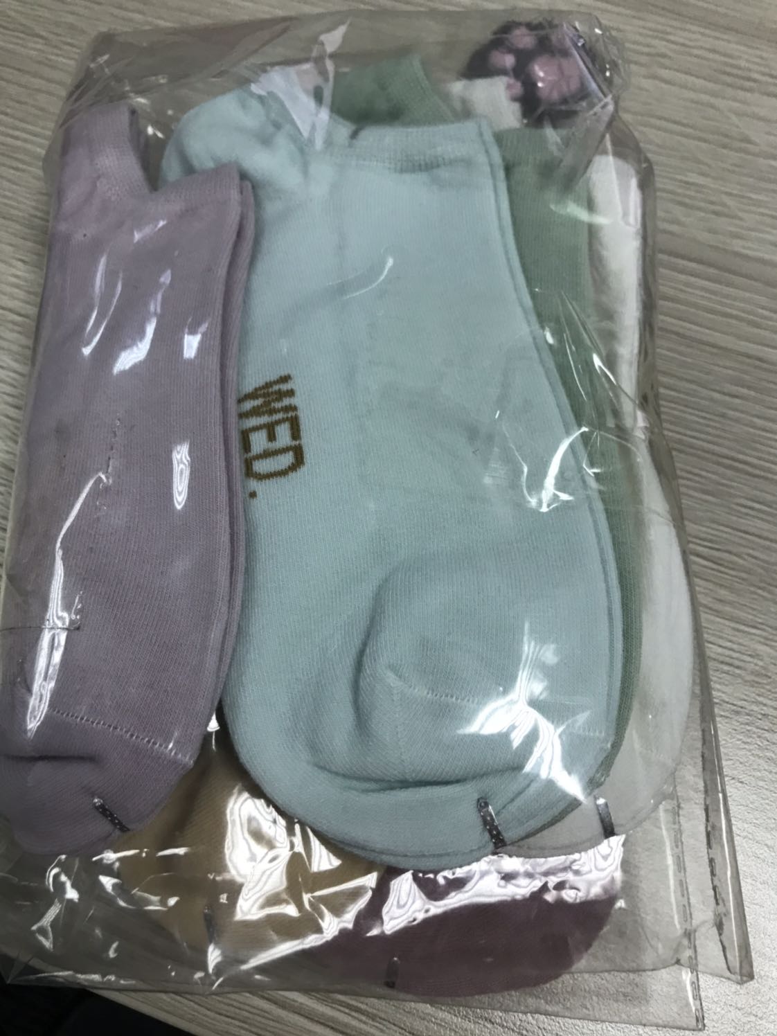 Hàng nhận đóng gói rất sơ sài, không có túi đựng giống như hình quảng cáo. Khi mua hoá đơn xuất là 150,000 đồng, mà giờ hiện giá bán chỉ có 78,000. Tiki làm việc càng lúc càng tệ, giao hàng ko đảm bảo chất lượng. Đề nghị trả hàng và hoàn tiền theo hoá đơn đã xuất.