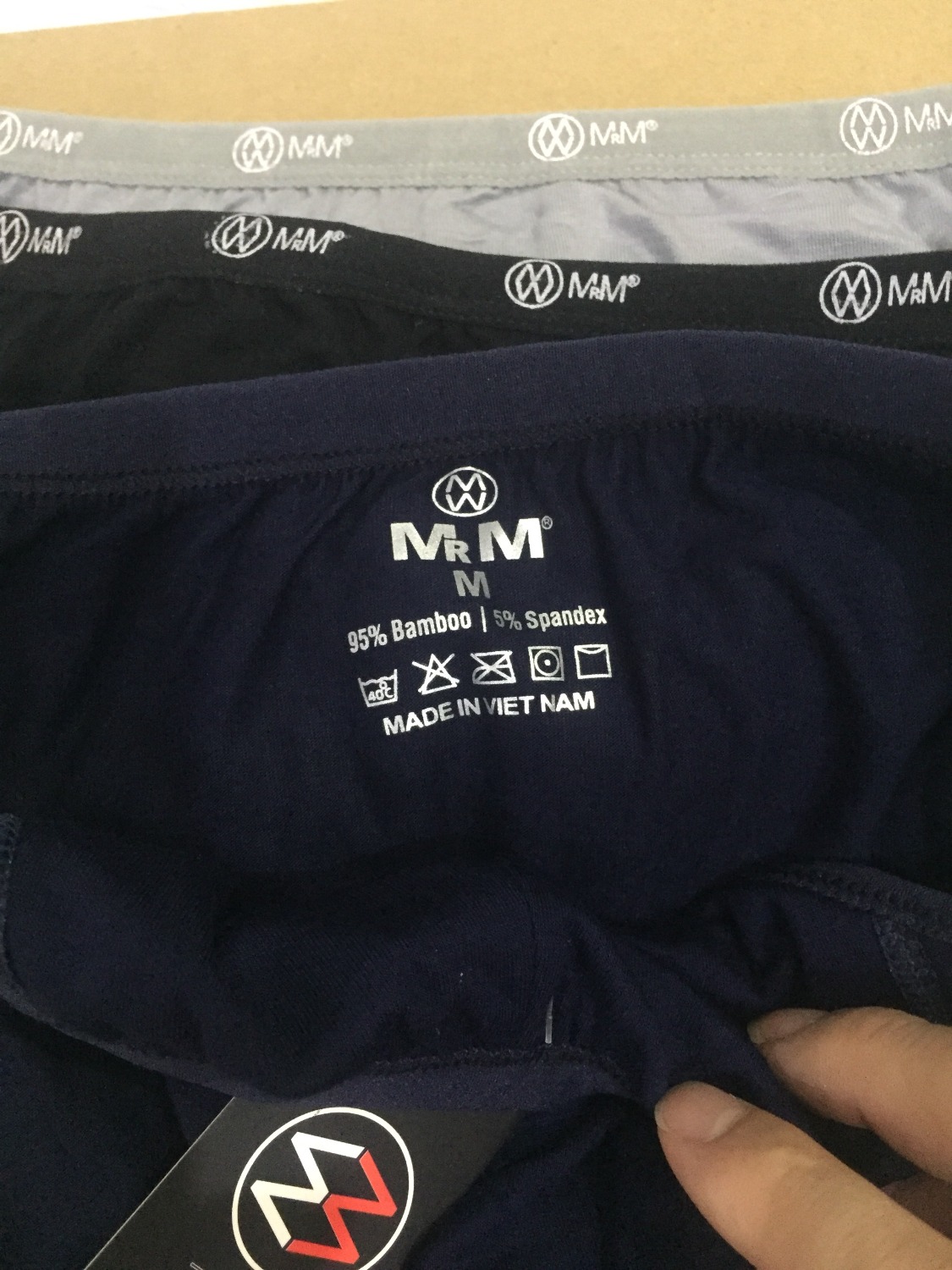 Rất hài lòng về sản phẩm.
Hộp được đóng gói rất đẹp, cẩn thận, hàng chính hãng thương hiệu logo. tem mác đầy đủ. Về chất liệu sờ rất mềm,rất mịn, mát, cảm quan hơi mỏng chut ko biết mặc lâu có được bền không.
Sp chính hãng, thương hiệu việt nam. giá cả so với với chất lượng thì ổn, cũng rất đáng tiền để mua. Chắc chắn sẽ mua lại trong thời gian tới. 5* Rất hài lòng về sản phẩm.
Hộp được đóng gói rất đẹp, cẩn thận, hàng chính hãng thương hiệu logo. tem mác đầy đủ. Về chất liệu sờ rất mềm,rất mịn, mát, cảm quan hơi mỏng chut ko biết mặc lâu có được bền không.
Sp chính hãng, thương hiệu việt nam. giá cả so với với chất lượng thì ổn, cũng rất đáng tiền để mua. Chắc chắn sẽ mua lại trong thời gian tới. 5*