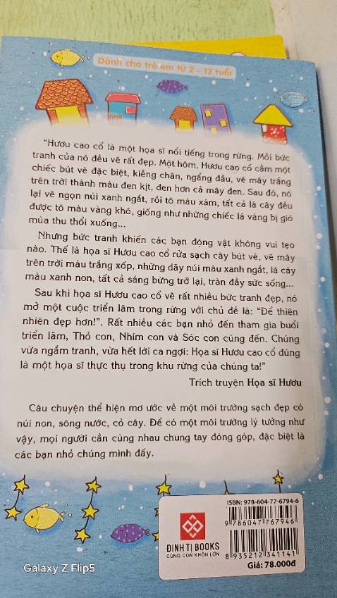 Mình thích phong cách vẽ của cuốn xanh dương này. Giống cách vẽ của cuốn màu hồng.
