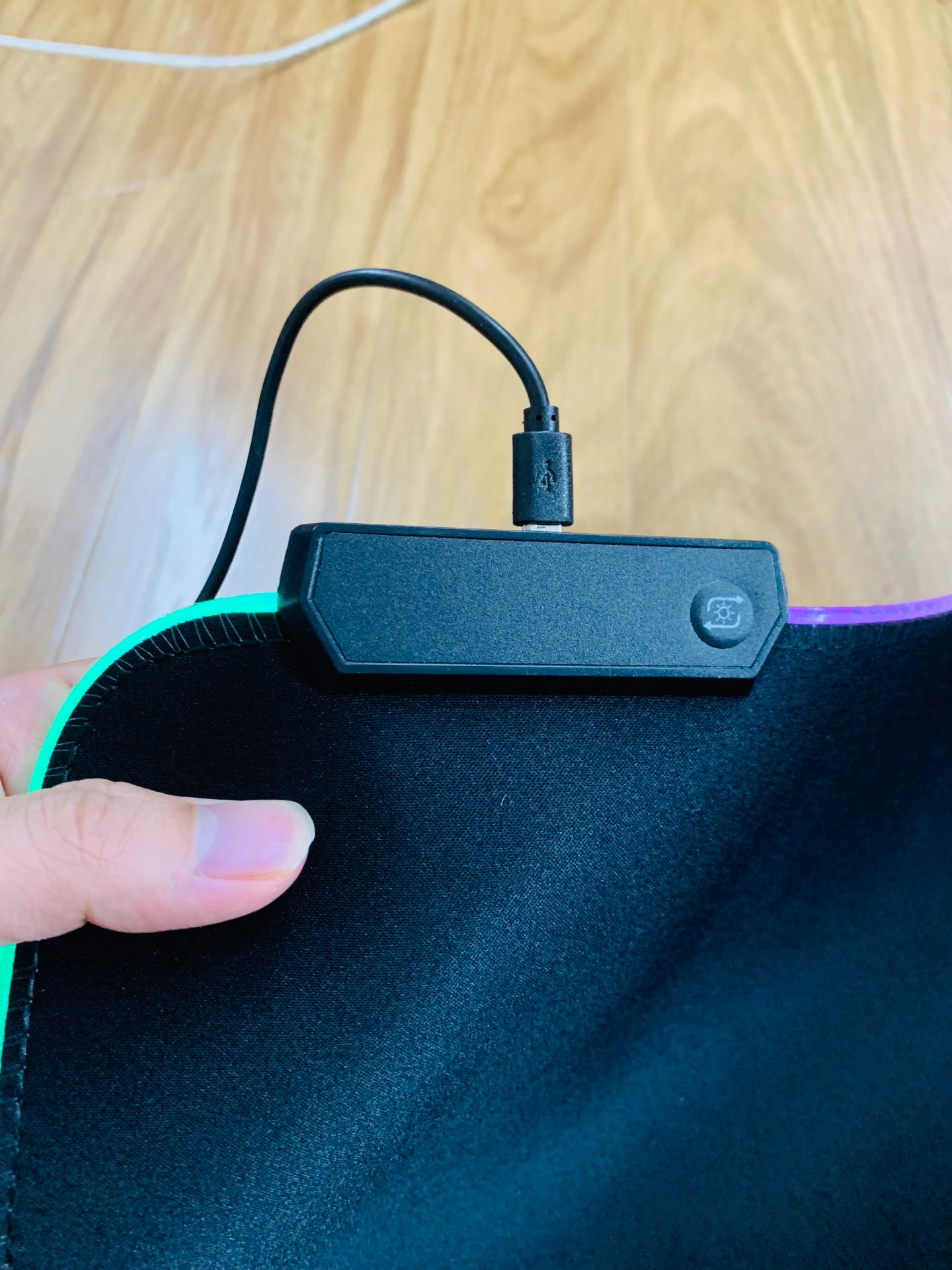 Sản phẩm đúng mô tả, đóng gói chắc chắn. Có nhiều tuỳ chỉnh màu khá hay. Di chuột ngon và nhạy. Nên mua nhé ae