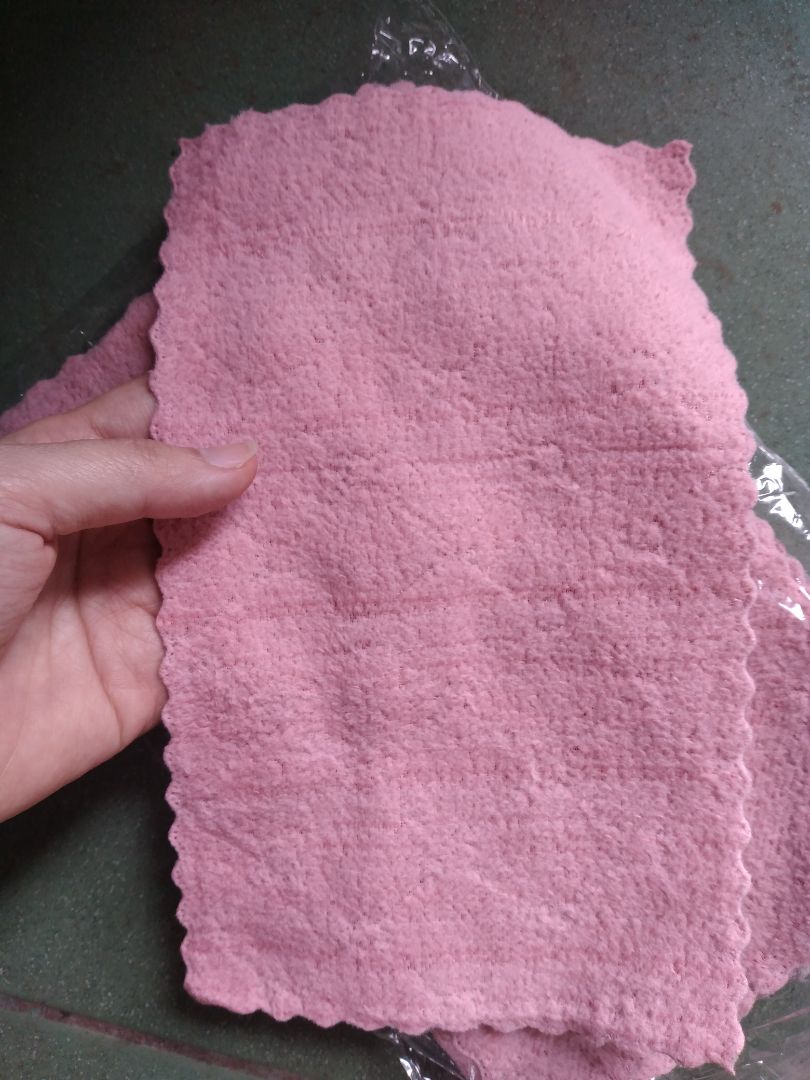 Khăn tạm được. Rất mỏng và ... k biết phải nói sao. Nhưng Shop nên đăng hình thực tế sp của mình lên thông tin cho khách chọn, đừng đăng hình ảo quá sẽ làm khách có chút thất vọng khi nhận hàng.