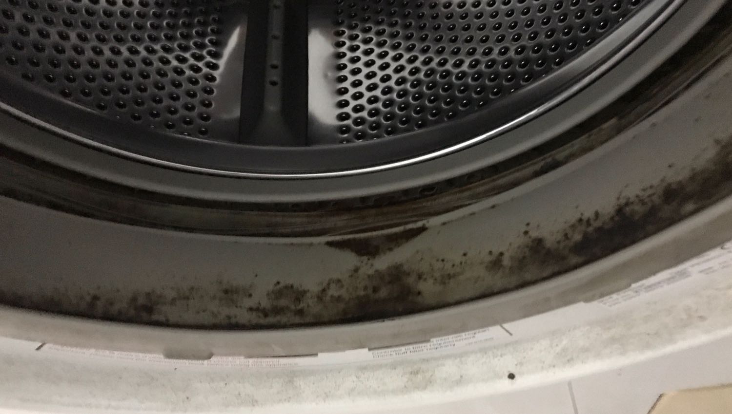 Tẩy rồi nhưng vết bẩn trên roang cưa vẫn bấm