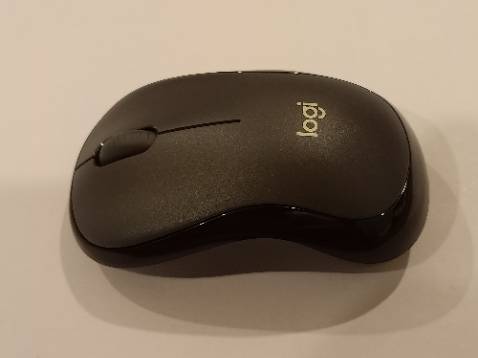 Kiểu dáng thiết kế tương đối đẹp, chuột gọn nhẹ.
Điểm đặc biệt là di chuột và nhấp chuột với âm thanh rất nhỏ.
Sản phẩm tương đối tốt trong tầm giá, phù hợp cho người dùng tại văn phòng.