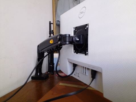 Nặng và chắc dã man, chất lượng giá công tốt lắm, giá cũng hợp lý, lắp đặt đơn giản, tuy nhiên lúc đầu chưa hiểu ý nên phải lắp màn vào thì mới canh chỉnh được cao độ, không thì nó cứ nhỏng lên trời do chưa có đối trọng kéo xuống.