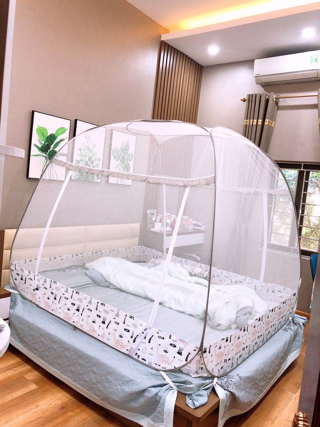 Mua nhiều lần, nhiều màn của hãng khác nhưng chưa lần nào dùng đc, vì nó ẻo lả ko đứng vững. 
Lần đầu mua của shop hài lòng cực kỳ, chắc chắn lắm luôn, mà đẹp nữa. Vừa khít với khung giường nhà mình.