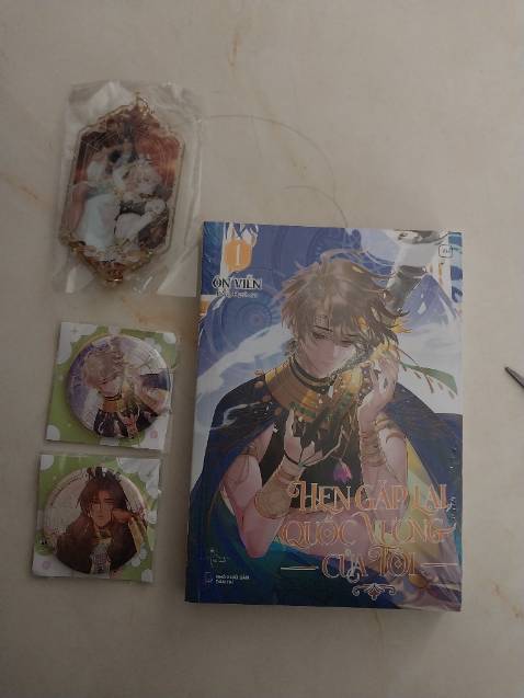 Giao hàng siêu nhanh, 20/3 phát hành mà trưa 22/3 giao đến rồi 🤩
Truyện hay lắm luôn ý, nét đẹp, màu xinh. Tui nhắm săn bản đb từ lúc thông báo bản quyền rồi hihi🚀
(Ảnh còn thiếu postcard và ticket hologram)