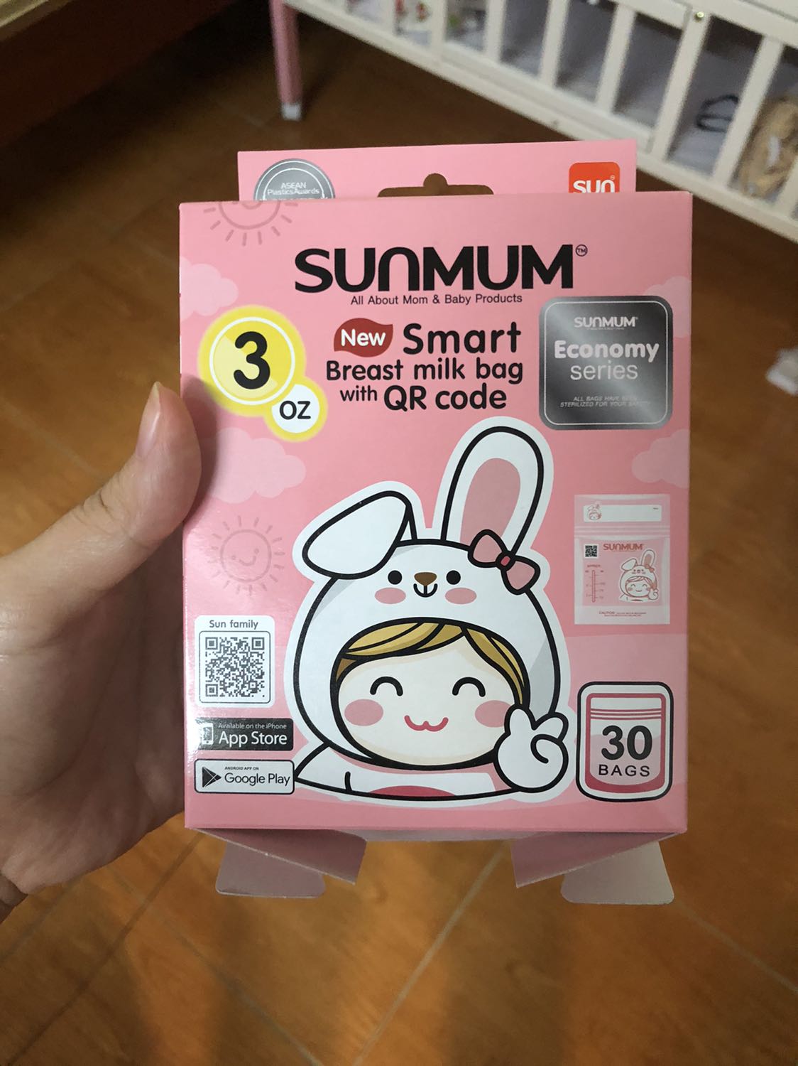 Ưu điểm:
+ Túi có giá thành rất rẻ
+ Dung tích vừa đủ cho 1 cữ bú của bé nhà mình
+ Bao bì dễ thương, túi mềm
Nhược điểm: 
+ Túi rất rất rất hôi mùi nhựa
Nếu mom nào muốn kỹ cho con thì nên dùng túi Unimom, túi nhỉnh tiền hơn một chút nhưng không hôi nhựa