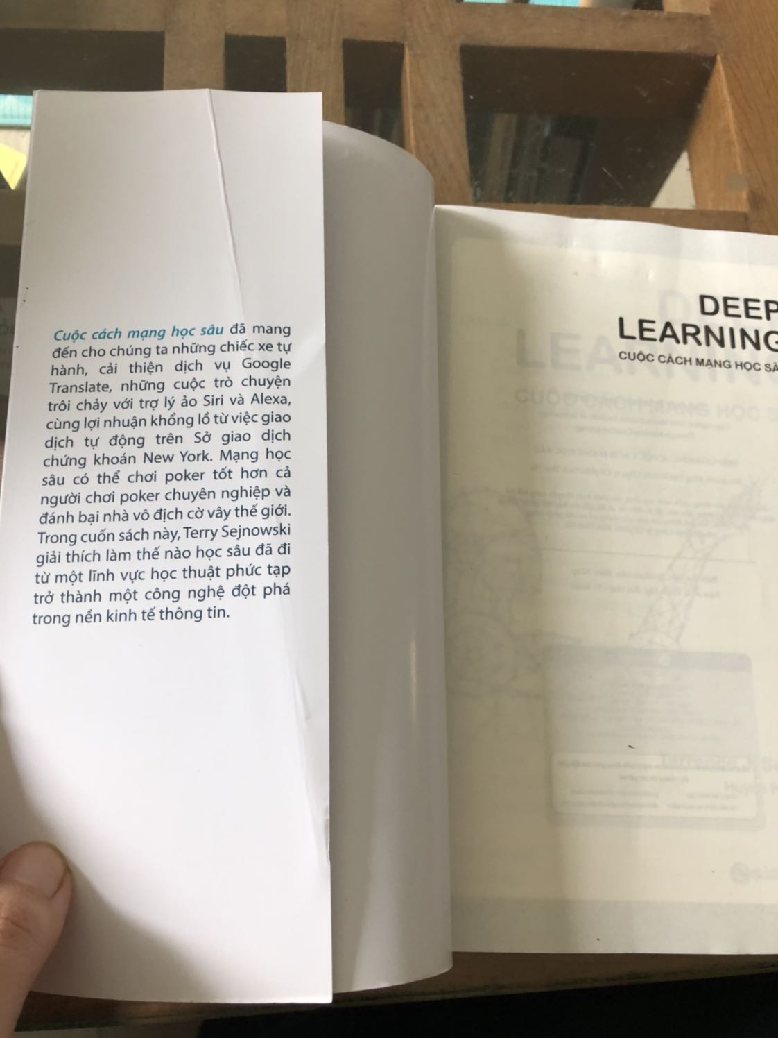 Đây là lần thứ 3 mình nhận sách từ Tiki giao sách cũ, có lỗi (gập bìa, bẩn) như thế này.  Nhận sách mở ra nhìn rất không hài lòng vì sách ntn mà cũng giao cho khách làm mất công khách khiếu nại tốn thời gian. Nhân viên làm việc có trách nhiệm thì thấy sách như vậy không giao cho khách mới phải!