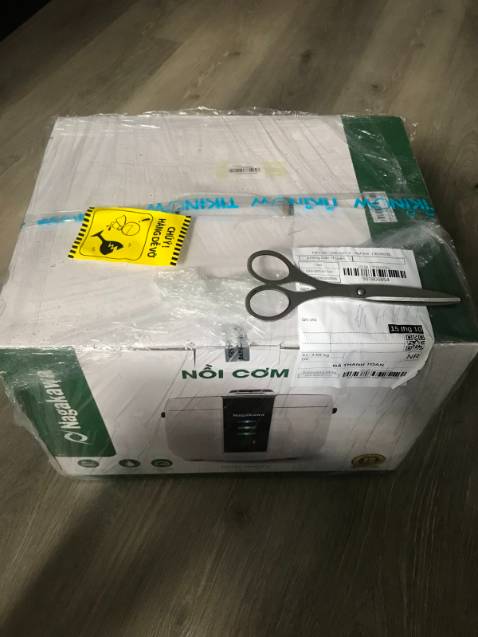 Về dịch vụ của Tiki - 3*:
- Đặt hàng ngày ***, hẹn giao 15.10 nhưng từ *** vẫn chỉ "Chờ xác nhận". 
- Ngày 14.10 email cho Tiki  để hỏi tình trạng đơn hàng - mã hỗ trợ # 01679792.
- Ngày 16.10 Tiki email về đơn hàng "giao trễ hơn khoảng 7-10 ngày so với dự kiến do gặp trục trặc trong việc xử lý và luân chuyển hàng hóa".
- Ngày 17.10 app mới cập nhật 1 lèo "Đang xử lý" - "Đang vận chuyển".
- Ngày 18.10 nhận hàng.
>>> Trừ 2* vì mã hỗ trợ # 01679792 không thật sự được xử lý trong 24h, đơn hàng chỉ được xử lý sau khi phát sinh lỗi treo đơn hàng sau ngày giao hàng.

Về sản phẩm - 4*:
Nồi vừa xinh, chưa xài nên chưa biết ổn không.
Dây điện dài hơn nồi 1.2L cũ, cảm thấy hài lòng.