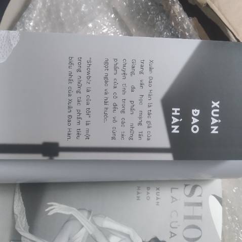 Nội dung chưa đọc nhưng biết chắc là sẽ rất hay, font chữ khác với những cuốn truyện ngôn mình đã đọc nhìn rất thú vị, bìa đơn giản mà đẹp, khổ to nên khi cầm tay thấy khá thoải mái, hơi deaf nhẹ nhưng ko đáng kể, có một điều là mình rất để ý đến thông tin tác giả mong nhận được nhiều thông tin hơn ạ😊